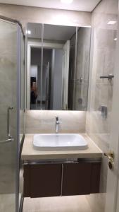 Phòng tắm Vinhomes Golden River, Quận 1 Căn hộ Vinhomes Golden River hướng Tây Nam, diện tích 77.4m²