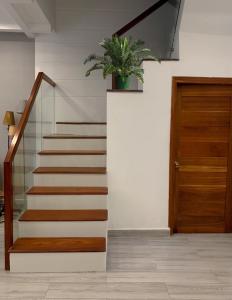 Cầu thang nhà phố Quang Trung, Gò Vấp Nhà phố gần chợ Hạnh Thông Tây, hướng Tây Bắc, diện tích 36.5m2.