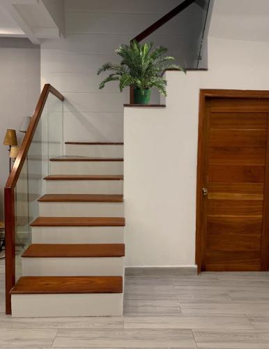 Cầu thang nhà phố Quang Trung, Gò Vấp Nhà phố gần chợ Hạnh Thông Tây, hướng Tây Bắc, diện tích 36.5m2.