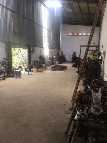 Nhà xưởng kho bãi Huyện Bình Chánh Nhà xưởng kho bãi diện tích 323.1m2, mặt tiền đường rộng rãi thông thoáng.