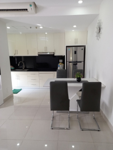 phòng khách căn hộ Sunrise City Quận 7 Căn hộ Sunrise City tầng 20 thiết kế 2 phòng ngủ, tiện ích đa dạng.