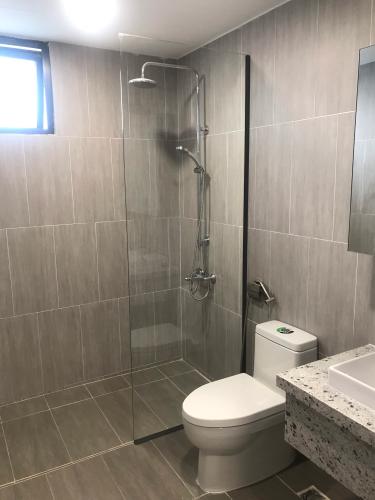 Phòng vệ sinh căn hộ Riviera Point Căn hộ Duplex Riviera Point tầng 20 bàn giao nội thất cơ bản, view thành phố.