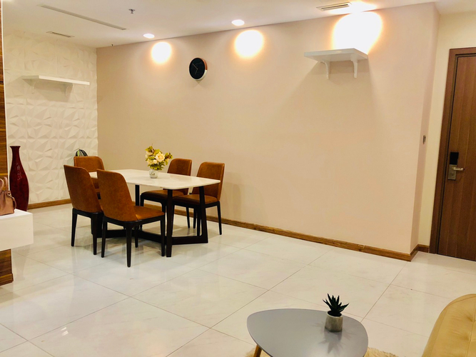 Căn hộ Vinhomes Central Park, Quận Bình Thạnh Căn hộ Vinhomes Central Park tầng 2 view đường Nguyễn Hữu Cảnh.