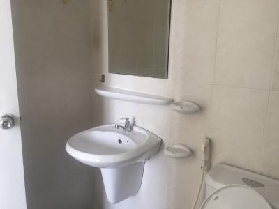 Nhà vệ sinh căn hộ chung cư Bình Khánh Căn hộ chung cư Bình Khánh tầng cao, diện tích 66m2 - 2 phòng ngủ, nội thất đầy đủ