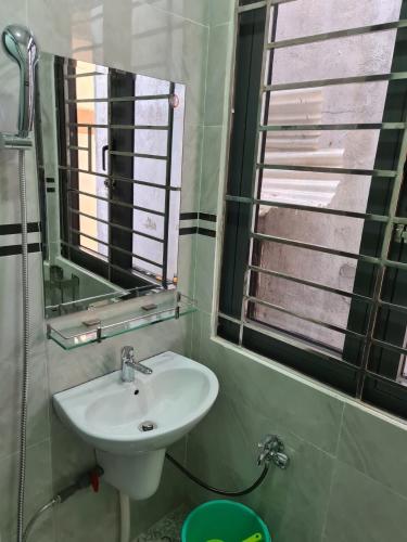 Phòng tắm nhà phố Quận 5 Nhà đường Phan Văn Trị, cách Bệnh viện An Bình 600m.