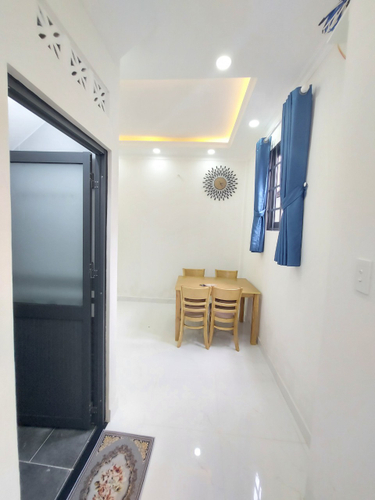 Nhà phố Quận Bình Thạnh Nhà phố thiết kế 1 trệt, 1 lầu đúc kỹ lưỡng, khu nhà lâu cao tầng xung quanh.