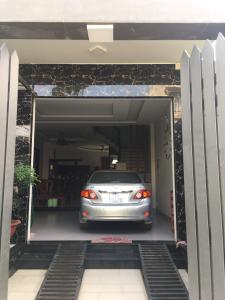 Nhà phố Quận 9 Nhà phố KDC Hưng Phú kết cấu 1 trệt 3 lầu, có Gara để xe hơi trong nhà.