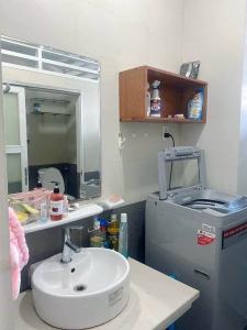 Nhà tắm Căn hộ The Gold View hướng ban công đông bắc đầy đủ nội thất diện tích 80.95m²