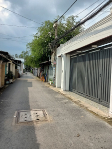 Đường trước nhà phố Quận Thủ Đức Nhà phố thiết kế 1 trệt, 2 lầu và sân thượng kiên cố, cách cổng Vạn Phúc 200m.