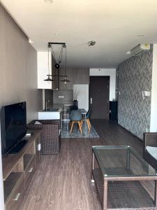 Phòng khách căn hộ Sunrise Riverside, Huyện Nhà Bè Căn hộ Sunrise Riverside ban công hướng Đông, đầy đủ nội thất.