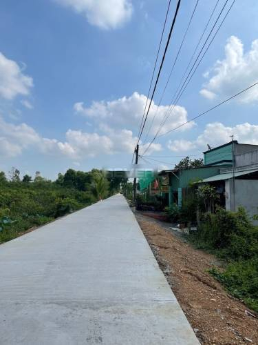 Đường trước đất nền Huyện Bình Chánh Đất nền diện tích 120m2 hướng Tây Bắc, khu dân cư sầm uất.