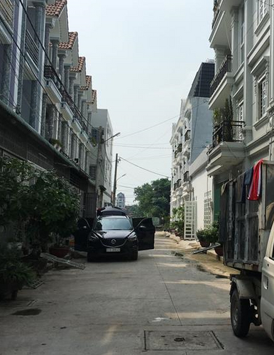 Đường trước nhà phố Quận 10 Nhà phố thiết kế 1 trệt, 4 lầu và sân thượng, bàn giao nội thất cơ bản.