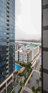 View ban công Vinhomes Golden River, Quận 1 Officetel Vinhomes Golden River tầng 10 diện tích 77.6m2, không nội thất.