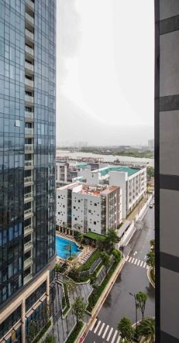 View ban công Vinhomes Golden River, Quận 1 Officetel Vinhomes Golden River tầng 10 diện tích 77.6m2, không nội thất.