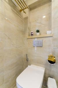 Toilet căn hộ Vinhomes Golden River Cho thuê officetel Vinhomes Golden River 2PN, diện tích 68m2, đầy đủ nội thất, view sông Sài Gòn