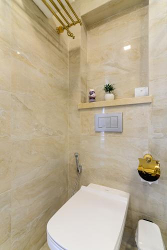 Toilet căn hộ Vinhomes Golden River Cho thuê officetel Vinhomes Golden River 2PN, diện tích 68m2, đầy đủ nội thất, view sông Sài Gòn