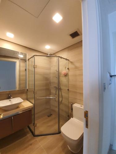Phòng tắm Vinhomes Golden River Quận 1 Căn hộ Vinhomes Golden River tầng cao, ban công hướng Đông Bắc.