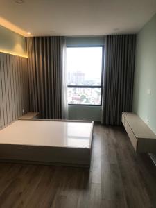 Phòng ngủ căn hộ Riviera Point Căn hộ Riviera Point phòng ngủ lót sàn gỗ, view thành phố sầm uất.