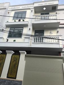 Mặt tiền nhà phố Lê Văn Lương, Nhà Bè Biệt thự 3 lầu diện tích 240m2, có gara đậu xe hơi trong nhà.