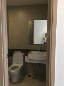 Nhà tắm Căn hộ The Gold View hướng ban công đông bắc đầy đủ nội thất diện tích 80.95m²