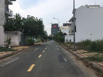Đường trước đất nền Quận 2 Đất nền mặt tiền đường Lê Hữu Kiều diện tích 414m2, có sổ hồng riêng.