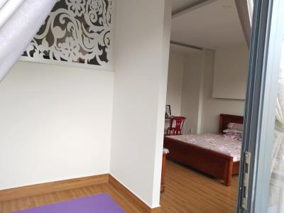 Nhà phố Quận 9 Nhà phố KDC Hưng Phú kết cấu 1 trệt 3 lầu, có Gara để xe hơi trong nhà.