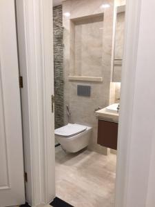 Phòng tắm Office- tel Vinhomes Golden River, diện tích 45m2, thiết kế hiện đại, nội thất cơ bản.