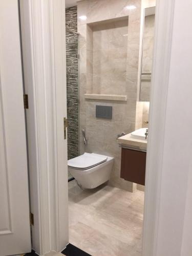 Phòng tắm Office- tel Vinhomes Golden River, diện tích 45m2, thiết kế hiện đại, nội thất cơ bản.