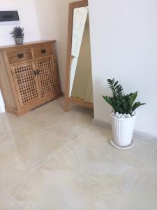 Tủ để giày lối vào căn hộ Vinhomes Golden River Căn hộ Vinhomes Golden River ban công Tây Nam, nội thất cơ bản.