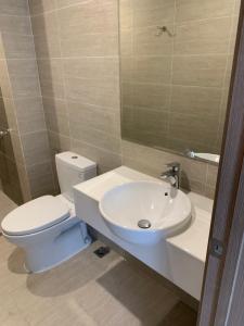 Toilet Vinhomes Grand Park Quận 9 Căn hộ Vinhomes Grand Park hướng Tây Bắc, diện tích 69m²