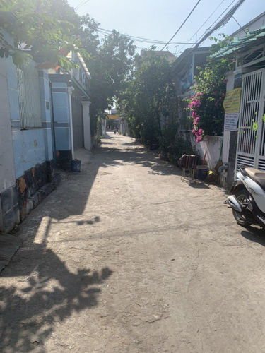 Đường trước nhà phố Huyện Nhà Bè Nhà phố diện tích 100m2 có sân trước và sau thoáng mát, không nội thất.