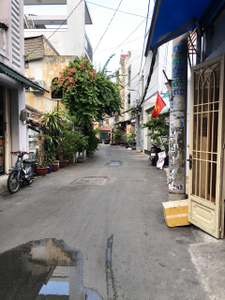 Đường trước nhà phố Quận Tân Phú Nhà phố hẻm đường Tân Quý diện tích 68m2, cửa hướng Tây Nam.
