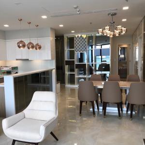 bàn ăn Căn hộ Vinhomes Golden River hướng Đông Bắc, diện tích 118.8m²