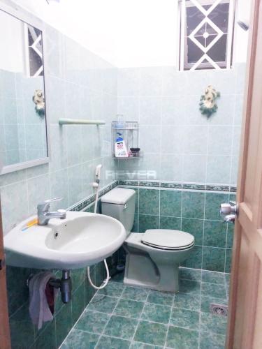 Phòng tắm nhà phố quận Bình Thạnh Nhà hẻm Q Bình Thạnh có 2 mặt đường, có chỗ đậu xe, nội thất đầy đủ.