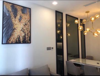 Phòng khách căn hộ Vinhomes Golden River Officetel Vinhomes Golden River tầng cao, nội thất đầy đủ.