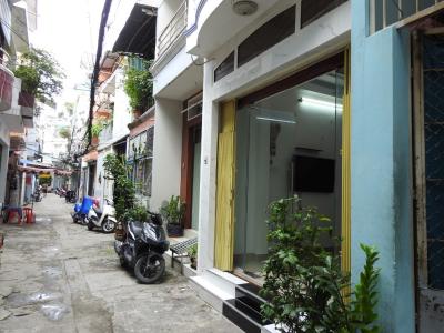 Đường trước nhà phố Quận 5 Nhà phố hẻm xe hơi đường Nguyễn Văn Cừ, khu dân cư đông đúc.