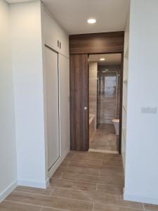 WC căn hộ Kingdom 101 Bán căn hộ Kingdom 101, Quận 10, diện tích 90.06m2 tầng cao, 3PN, ban công hướng Tây Nam 