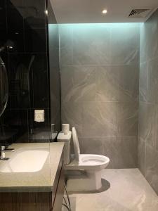 Phòng vệ sinh căn hộ The View Riviera Point Căn hộ tầng cao Riviera Point đầy đủ nội thất, ban công rộng view sông