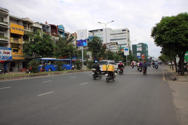 Đường trước tòa nhà kinh doanh Quận Tân Bình Tòa nhà kinh doanh mặt tiền đường Cộng Hòa, kết cấu 3 tầng diện tích 80m2.