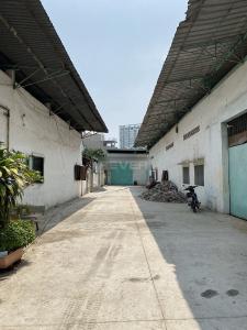 Nhà xưởng kho bãi Quận Tân Phú Nhà xưởng kho bãi diện tích 1150m2, đường xe hơi ra vào thoải mái.