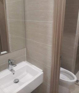Toilet Vinhomes Grand Park Quận 9 Căn hộ Vinhomes Grand Park view sông, tầng cao thoáng mát.