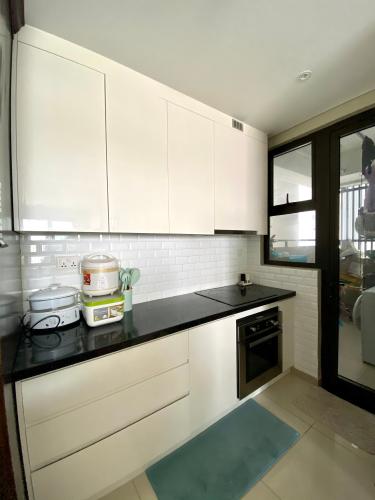 phòng bếp căn hộ riviera point Căn hộ Riviera Point đón view sông, tầng trung thoáng mát.