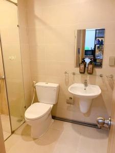 Toilet Kingston Residence, Phú Nhuận Căn hộ Office-tel Kingston Residence hướng Đông Bắc thoáng mát. 