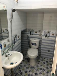 toilet nhà phố quận 1 Nhà hẻm Quận 1 diện tích 3x8m, pháp lý sổ hồng chính chủ.