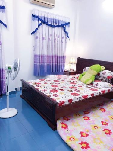 Phòng ngủ nhà phố quận Bình Thạnh Nhà hẻm Q Bình Thạnh có 2 mặt đường, có chỗ đậu xe, nội thất đầy đủ.