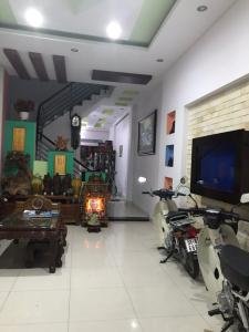 Phòng khách nhà 1 trệt 2 lầu hẻm xe hơi hẻm Huỳnh Tấn Phát, phường Phú Thuận, Quận 7 Bán nhà hẻm xe hơi Huỳnh Tấn Phát được bàn giao kèm nội thất cơ bản.