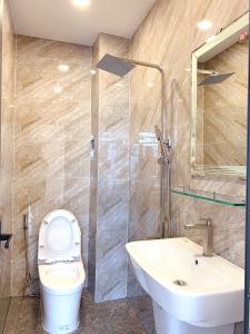 Phòng tắm nhà phố Quận 7 Nhà hẻm xe tải đường Lâm Văn Bền, nội thất đầy đủ nhà mới xây.