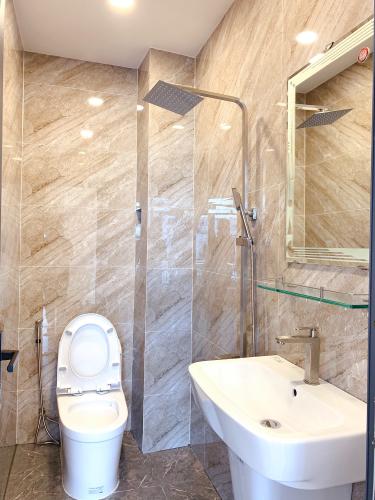 Phòng tắm nhà phố Quận 7 Nhà hẻm xe tải đường Lâm Văn Bền, nội thất đầy đủ nhà mới xây.