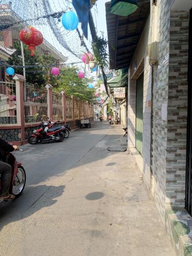 Hẻm thông ra Hoàng Sa Nhà phố Tân Bình hướng Đông Nam, 1 trệt 2 lầu diện tích 5mx18m.