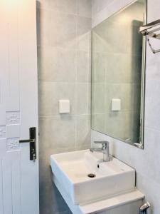 Toilet Masteri Millennium Quận 4 Căn hộ Office-tel Masteri Millennium tầng 6, nội thất cơ bản.